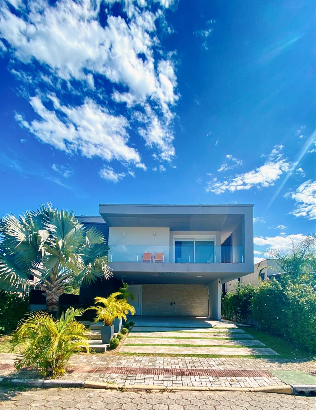 Casa de Luxo na Praia do Rosa — Suítes e Quartos